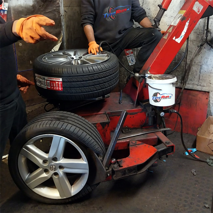 TyreRun fitter with a new tyre