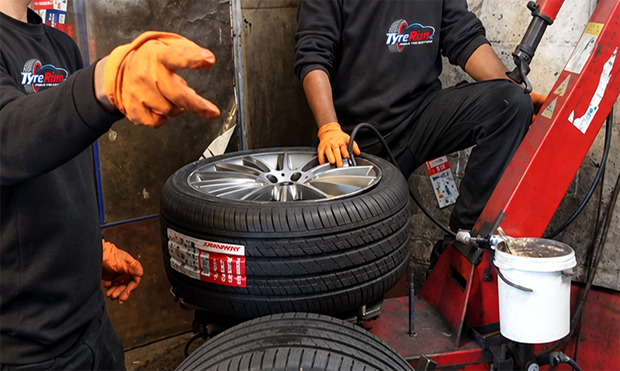 TyreRun fitter with a new tyre on the machine